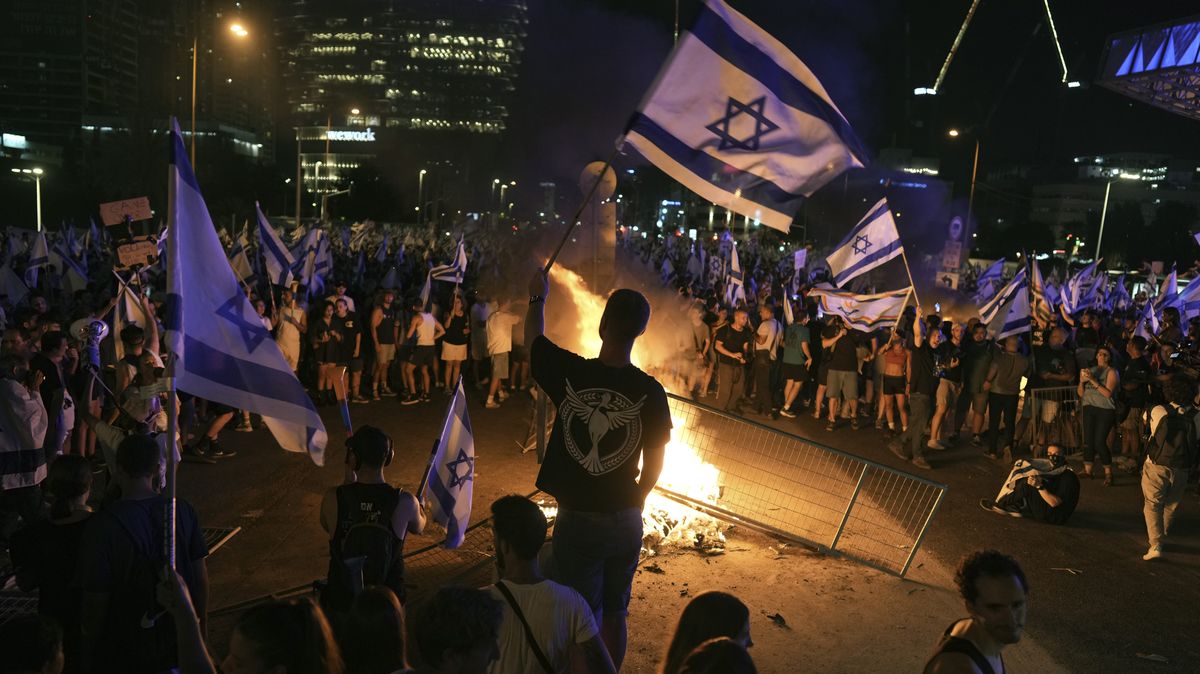 V Izraeli najelo auto do demonstrantů, tři lidé byli zraněni
